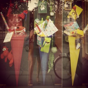 Schultüten dans la vitrine de la galerie / papeterie Art und Form. © Dresden, je t'aime.
